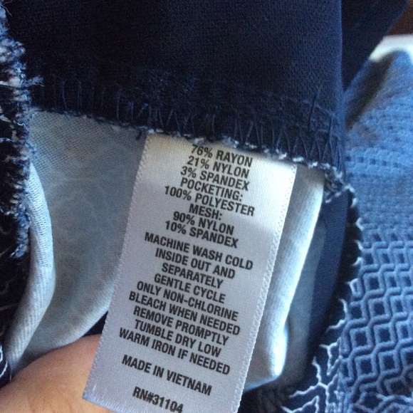 Kim Rogers patterned blue pull on capris. Petite. 16P - Picture 6 of 6